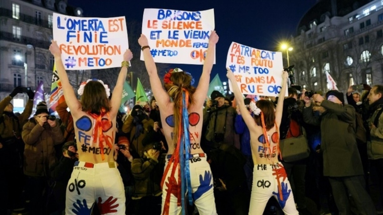 Rassemblement pour dénoncer le dénoncer le soutien d'Emmanuel Macron à Gérard Depardieu, mis en examen pour viol, et défendre les victimes de violences sexuelles, le 11 janvier 2023 à Paris
