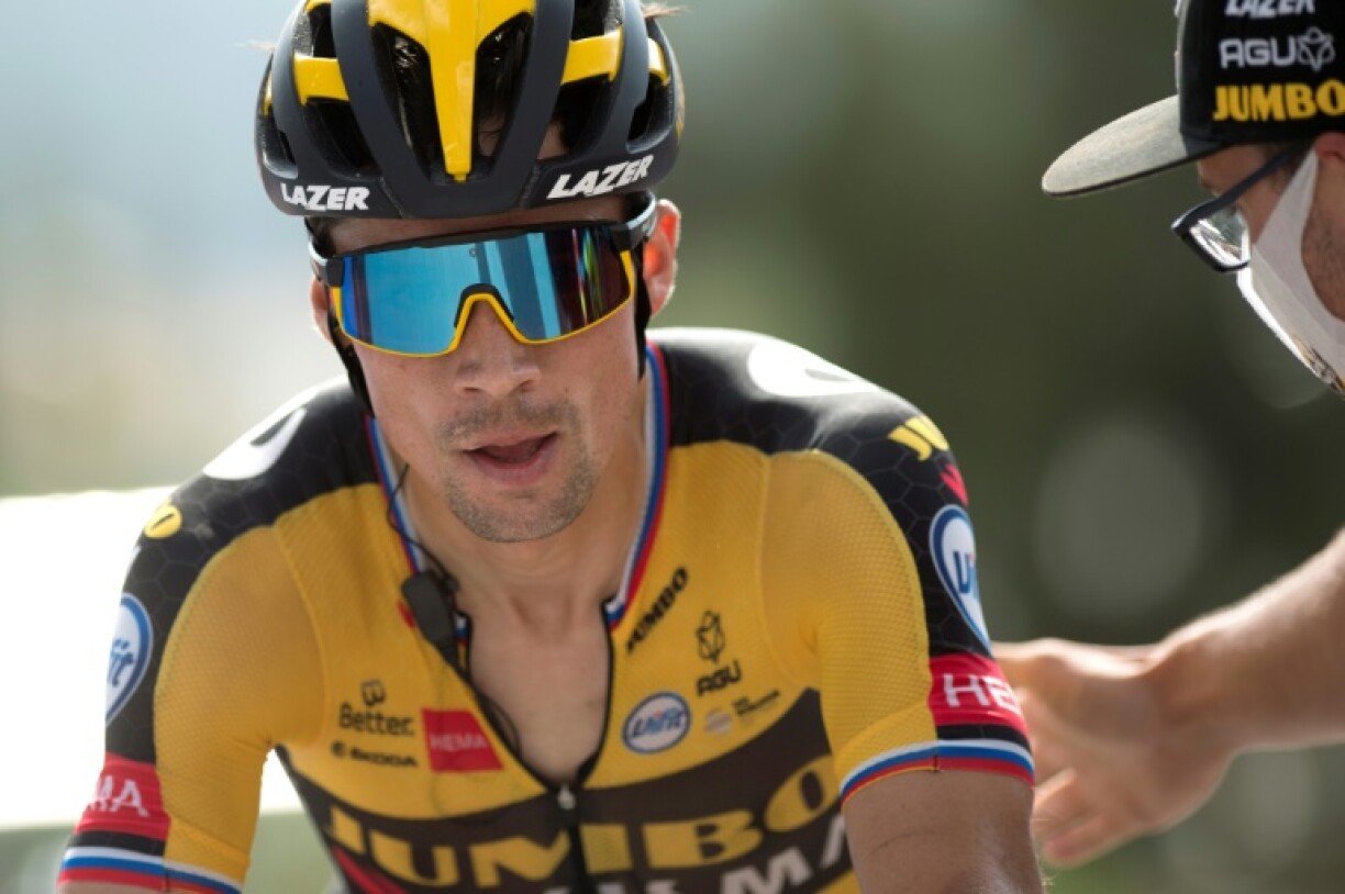 Un membre de Team Jumbo félicite le Slovène Primoz Roglic, après sa victoire dans la 11e étape de la Vuelta, disputée entre Antequera et Valdepenas de Jaén, le 25 août 2021