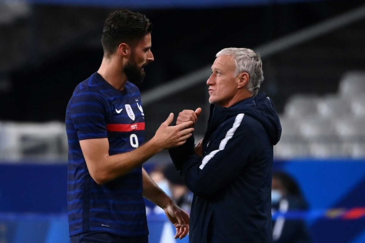 Le sélectionneur Didier Deschamps félicite Olivier Giroud pour son doublé avec les Bleus contre l'Ukraine (7-1) au stade de France, le 7 octobre 2020