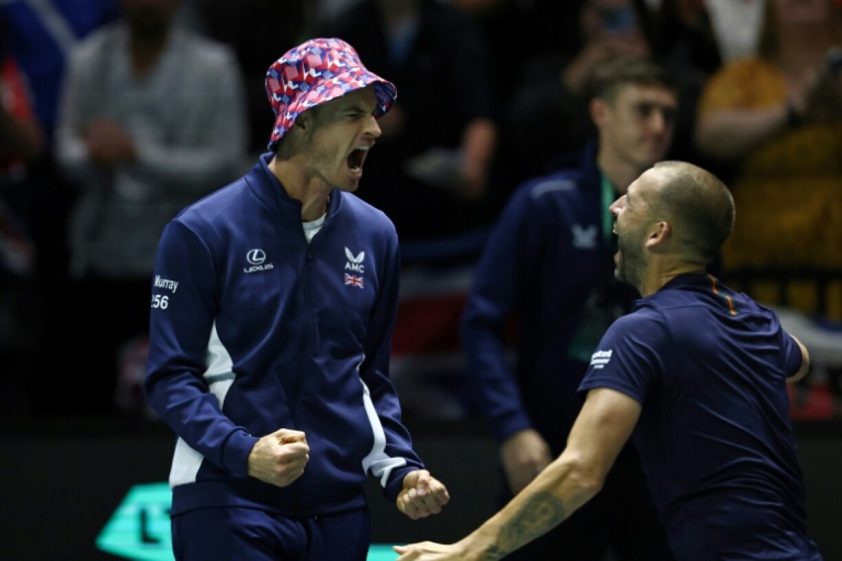 Le Britannique Andy Murray (G) célèbre après la victoire de la Grande-Bretagne en Coupe Davis face à la France, à Manchester le 17 septembre 2023.
