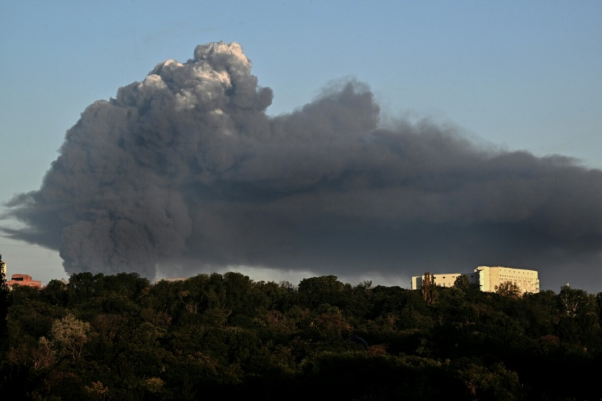 Un épais nuage de fumée s'élève après une attaque de drone russe, le 29 août 2026 à Kiev