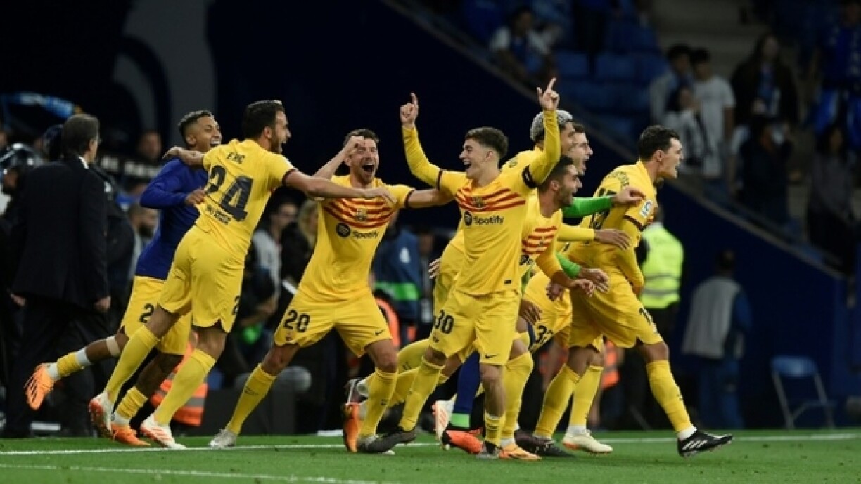 La joie des joueurs du FC Barcelone le 14 mai 2023 sur la pelouse de l'Espanyol: leur victoire 4-2 leur permet de décrocher le 27e titre de champion d'Espagne du Barça