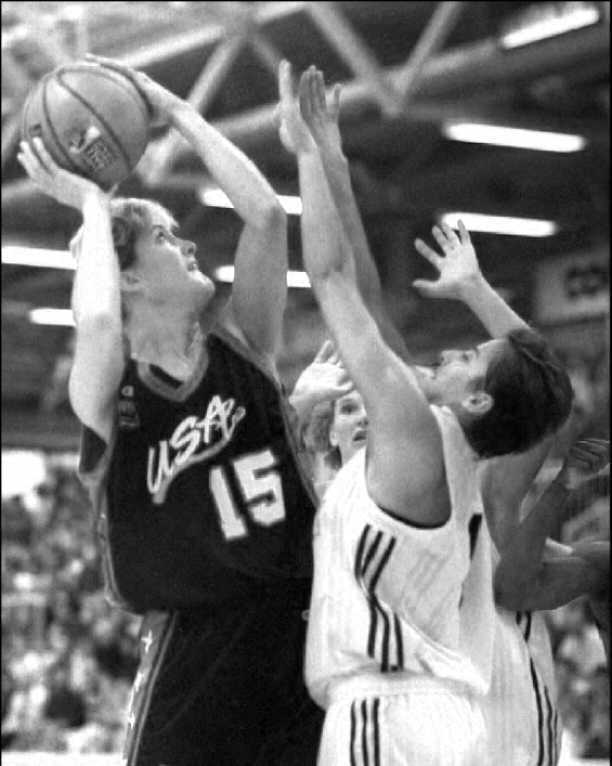 D'Heidi Burgge (l) an engem Match mat der amerikanescher Nationalekipp géint Däitschland am Joer 1997.