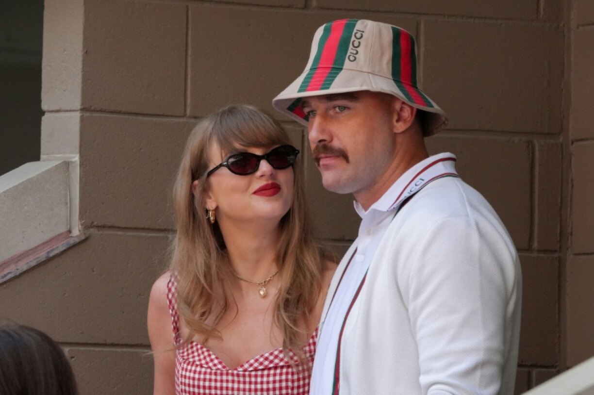 La chanteuse américaine Taylor Swift et son fiancé, le footballeur américain Travis Kelce, assistent à la finale masculine de l'US Open, le 8 septembre 2024 à New York