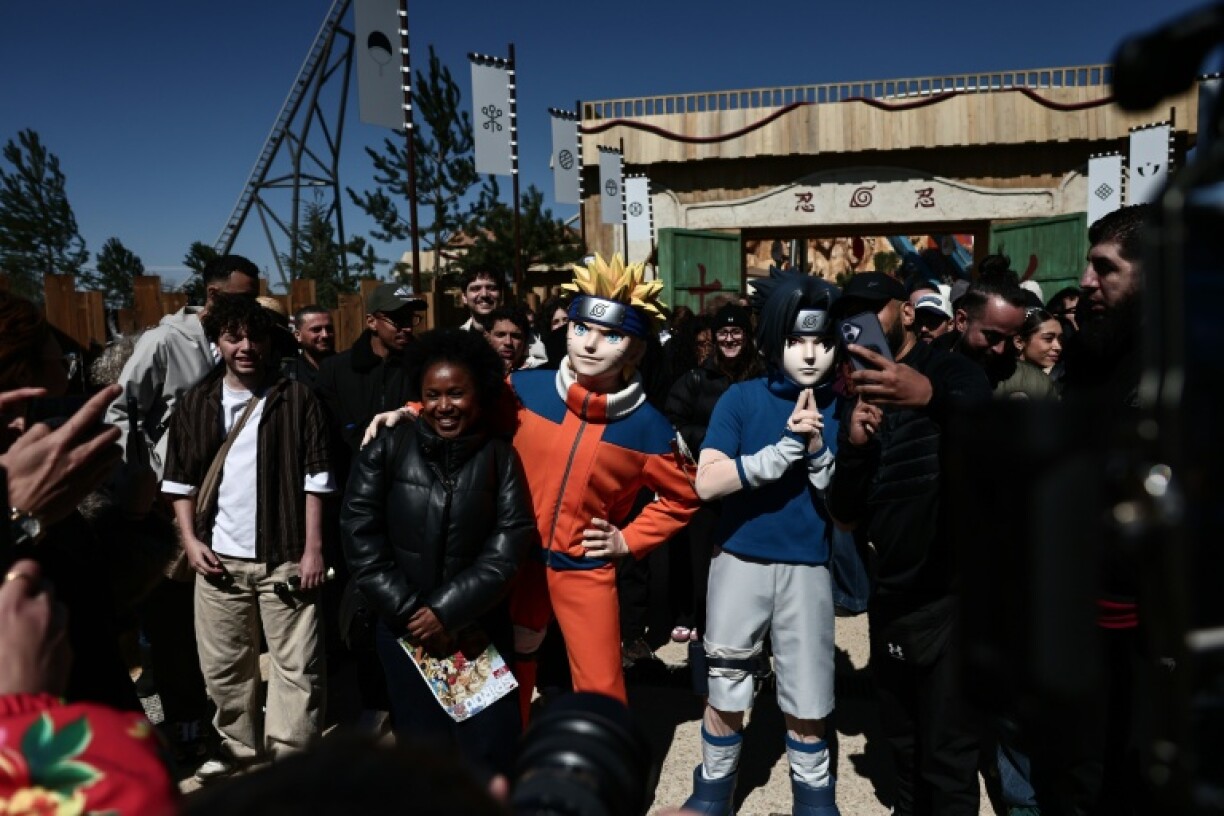 Des personnes prennent des photos avec les personnages de Naruto et Sasuke lors d'une visite à Konoha Land, zone inspirée du manga japonais Naruto, à l'occasion de son inauguration au parc d'attractions Spirou Provence à Monteux, près d'Avignon, le 2 avril 2026 dans le Vaucluse