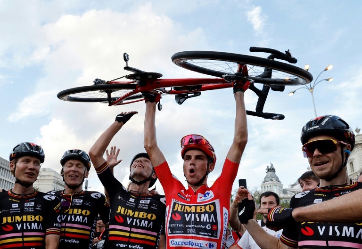 L'Américain Sepp Kuss (C) lors de sa victoire finale dans la Vuelta, le 17 septembre 2023 à Madrid