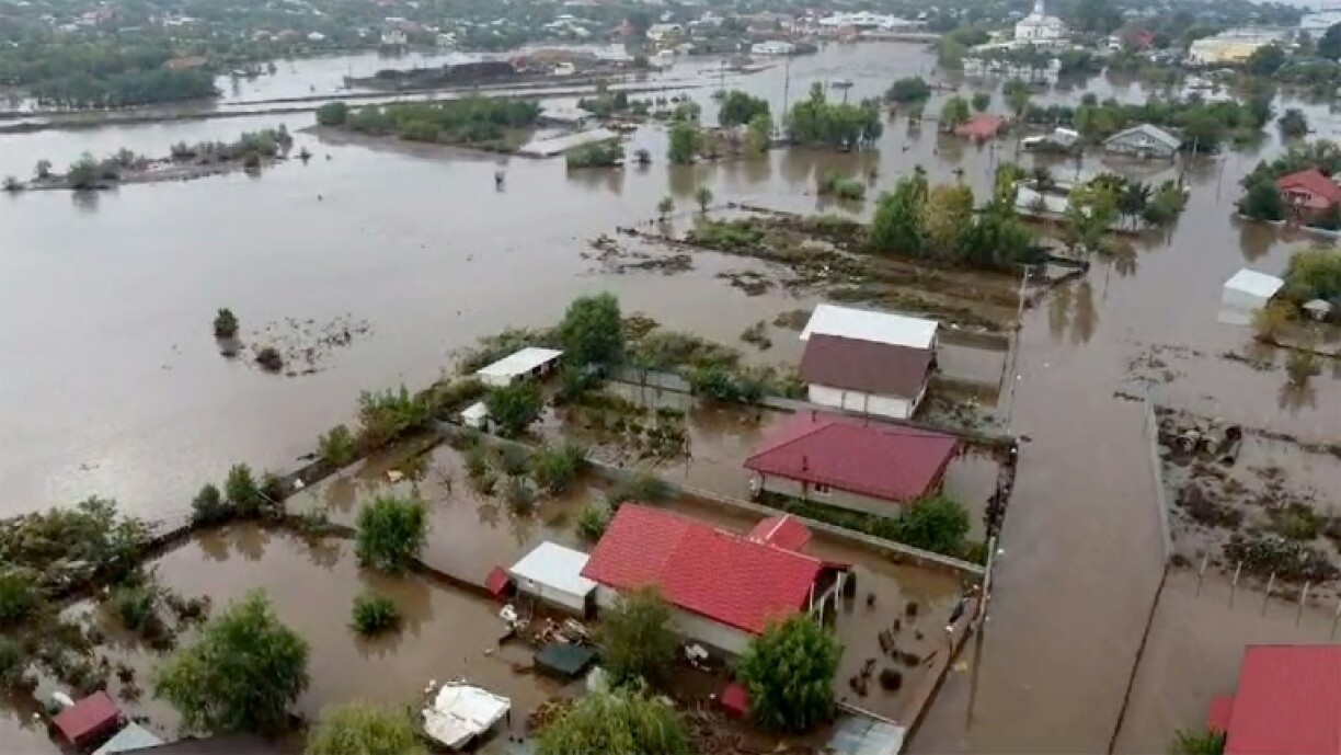 Vue aérienne des inondations dans le village de Pechea (sud-est de la Roumanie), le 14 septembre 2024