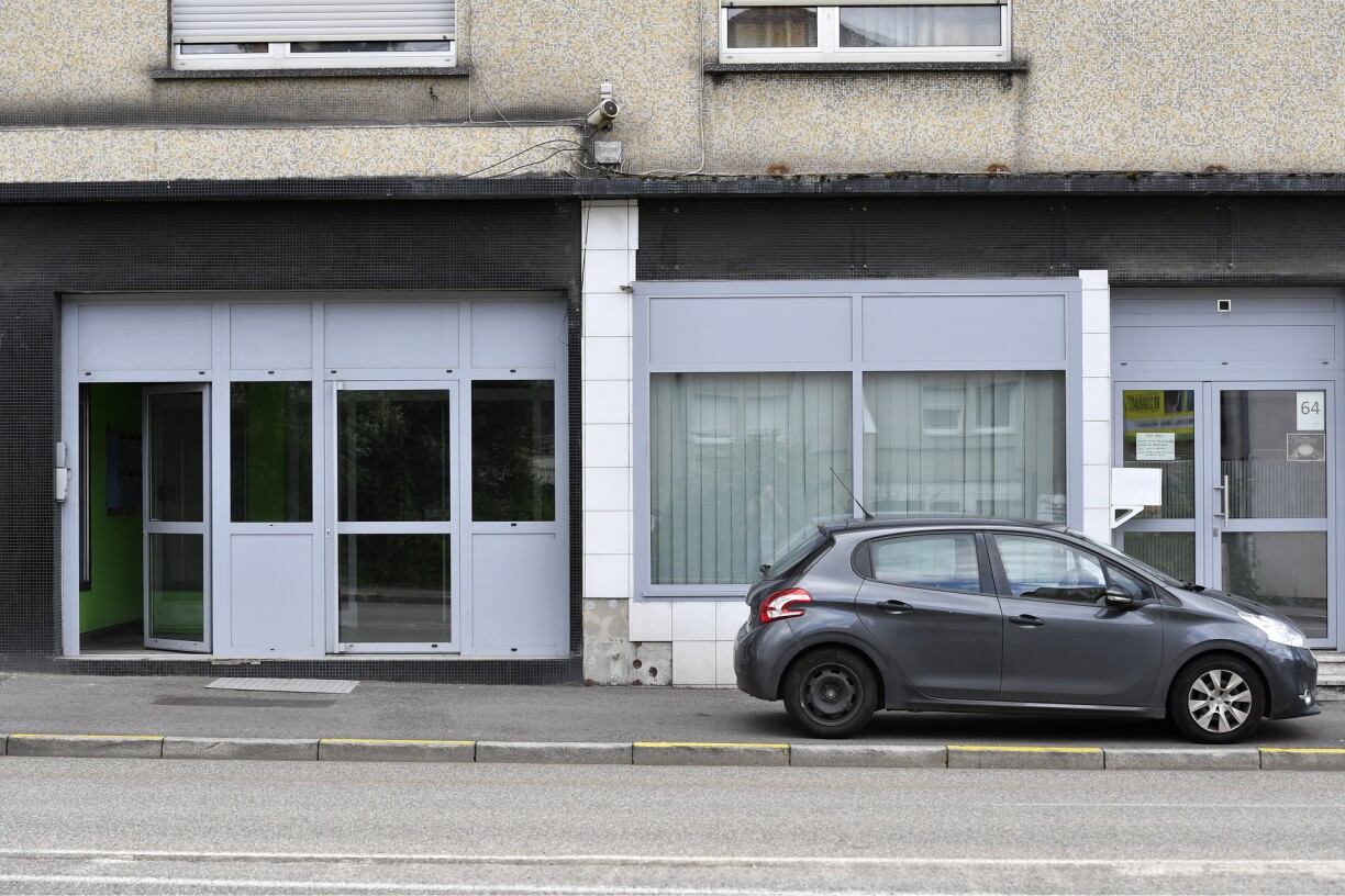 L'entrée de l'immeuble où la police a retrouvé une femme supposément séquestrée chez elle à Forbach.