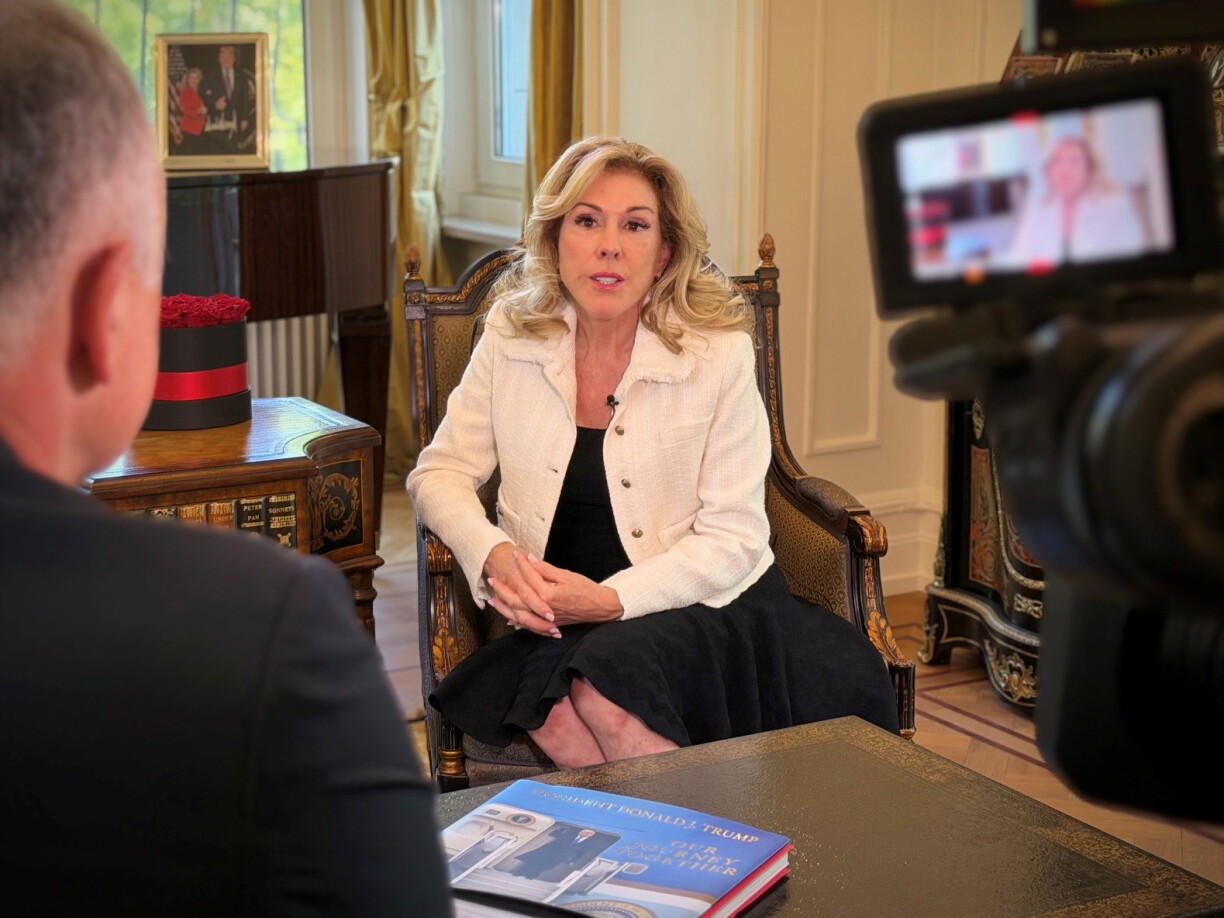 D'US-Ambassadrice Stacey Feinberg am Interview mam RTL-Journalist Jeannot Ries.