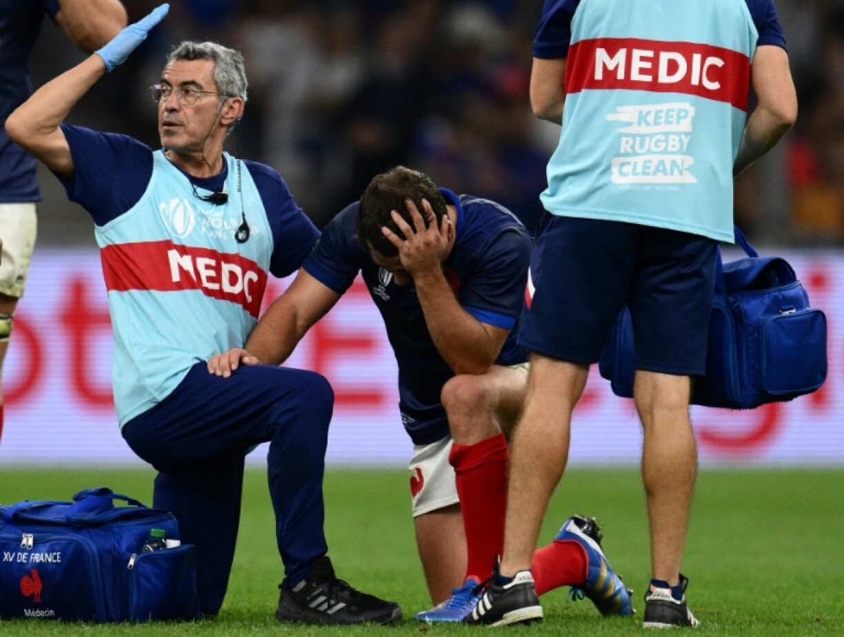 Le capitaine du XV de France Antoine Dupont (au centre) doit se résoudre à quitter le terrain après avoir été blessé au visage contre la Namibie au Mondia-2023, le 21 septembre 2023 à Marseille