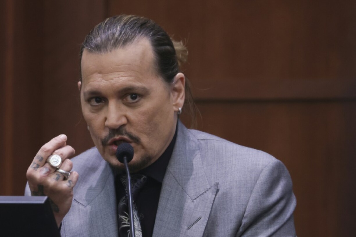 L'acteur Johnny Depp témoigne dans le cadre du procès en diffamation contre son ex-femme Amber Heard à Fairfax, dans l'Etat de Virgine le 20 avril 2022