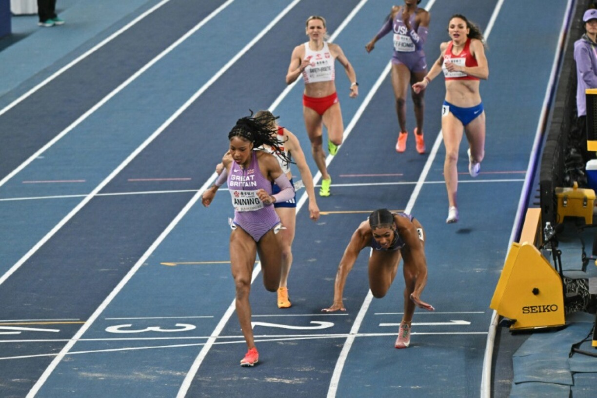 Britain's Amber Anning (L) edged American Alexis Holmes (R) to win the 400m gold