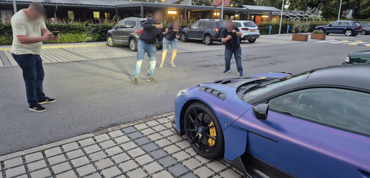 Den Auto stoung seelen enzwouch, ouni dass net ee laanscht gaangen ass an eng Foto gemaach huet.