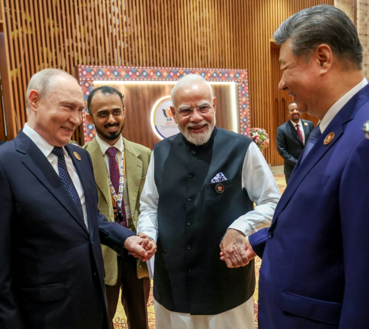 Photo prise et diffusée le 12 septembre 2026 par le Bureau d'information de presse indien (PIB) montrant le Premier ministre indien Narendra Modi (C), le président chinois Xi Jinping (D) et le président Russe Vladimir Poutine lors du sommet des BRICS, à New Delhi