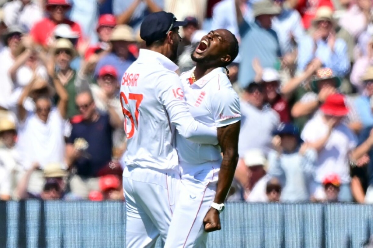 England's Jofra Archer (R) celebrates with Shoaib Bashir (L) after dismissing India's Yashasvi Jaiswal in the third Test at Lord's