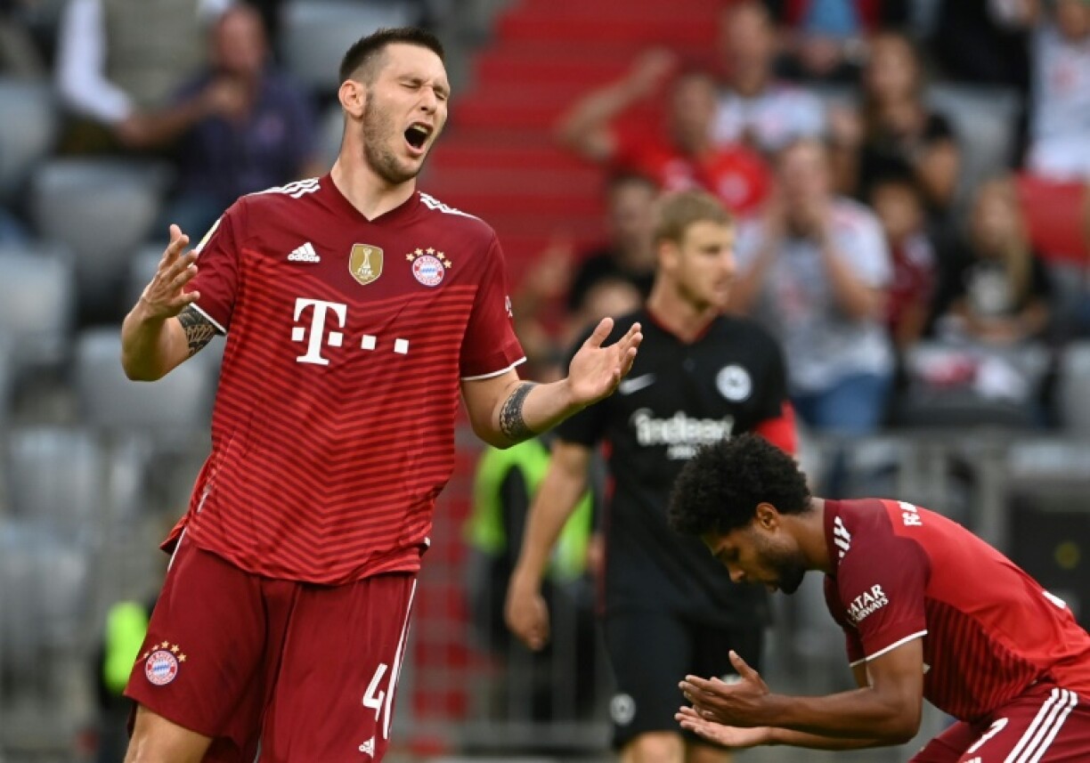 La réaction du défenseur du Bayern Munich Niklas Suele, après avoir raté une occasion, lors de la défaite à domicile face à l'Eintracht Francfort, lors de la 7e journée de Bundesliga, le 3 octobre 2021 à Munich