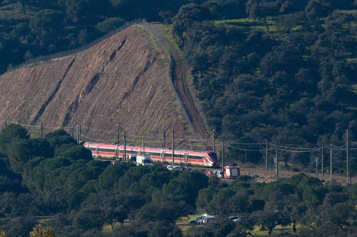 Les secours s'affairent autour du train Iryo accidenté, à Adamuz, le 19 janvier 2026