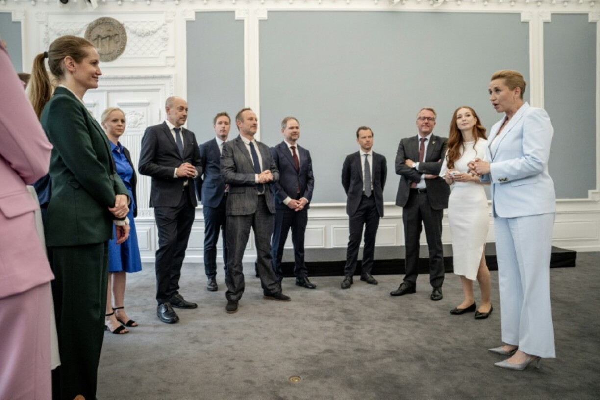 La Première ministre danoise Mette Frederiksen, à droite, a présenté le 3 juin 2026 son nouveau gouvernement qui, pour la première fois dans l'histoire du Danemark, compte plus de femmes que d'hommes