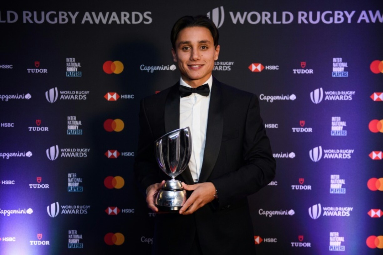 Le Franco-Italien Ange Capuozzo pose avec son trophée de révélation masculine de l'année 2022, lors de la cérémonie des Rugby Awards le 20 novembre 2022 à Monaco