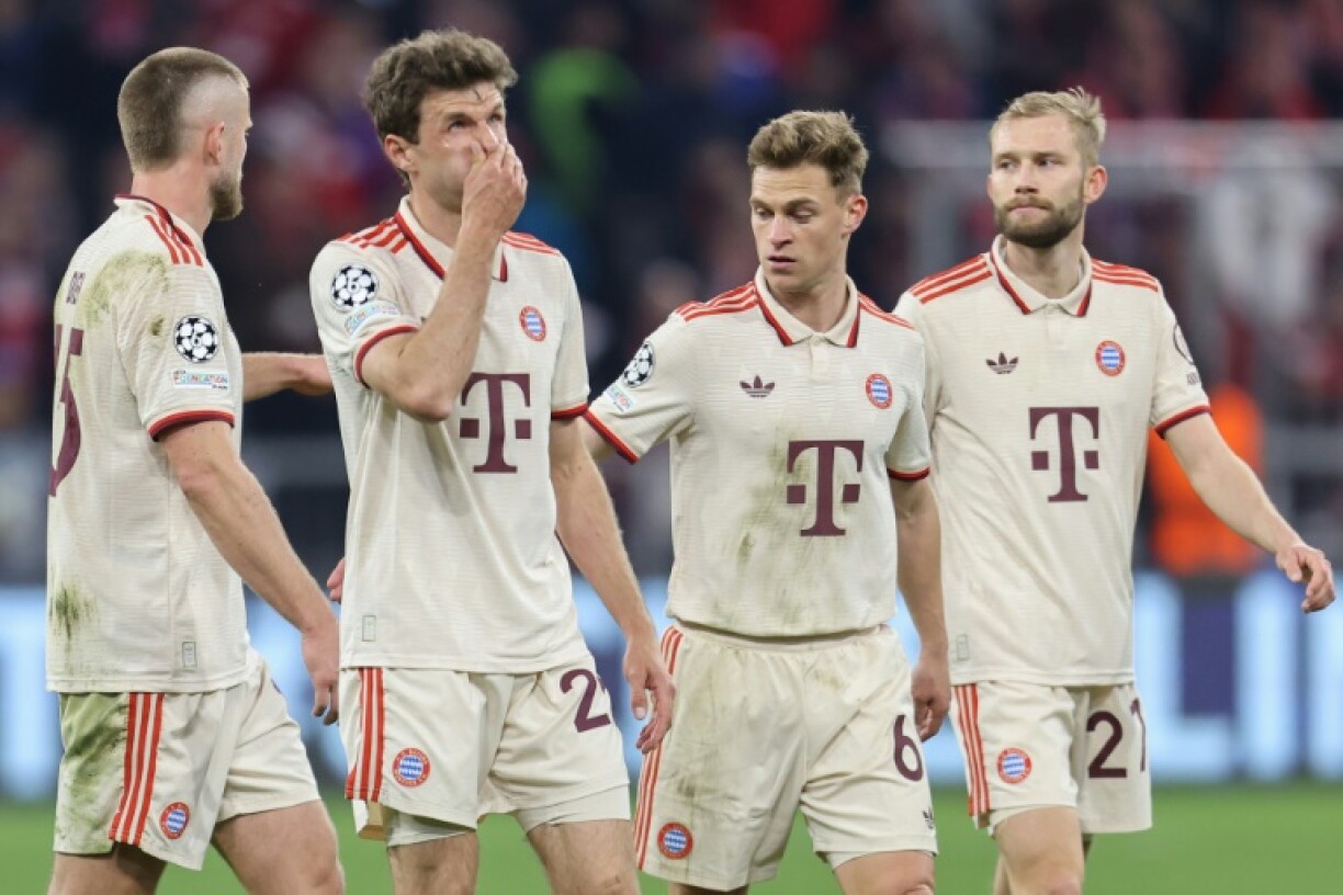 Crisis talks: (L-R) Bayern Munich's Eric Dier, Thomas Mueller, Joshua Kimmich and Konrad Laimer congregate during the Inter loss.