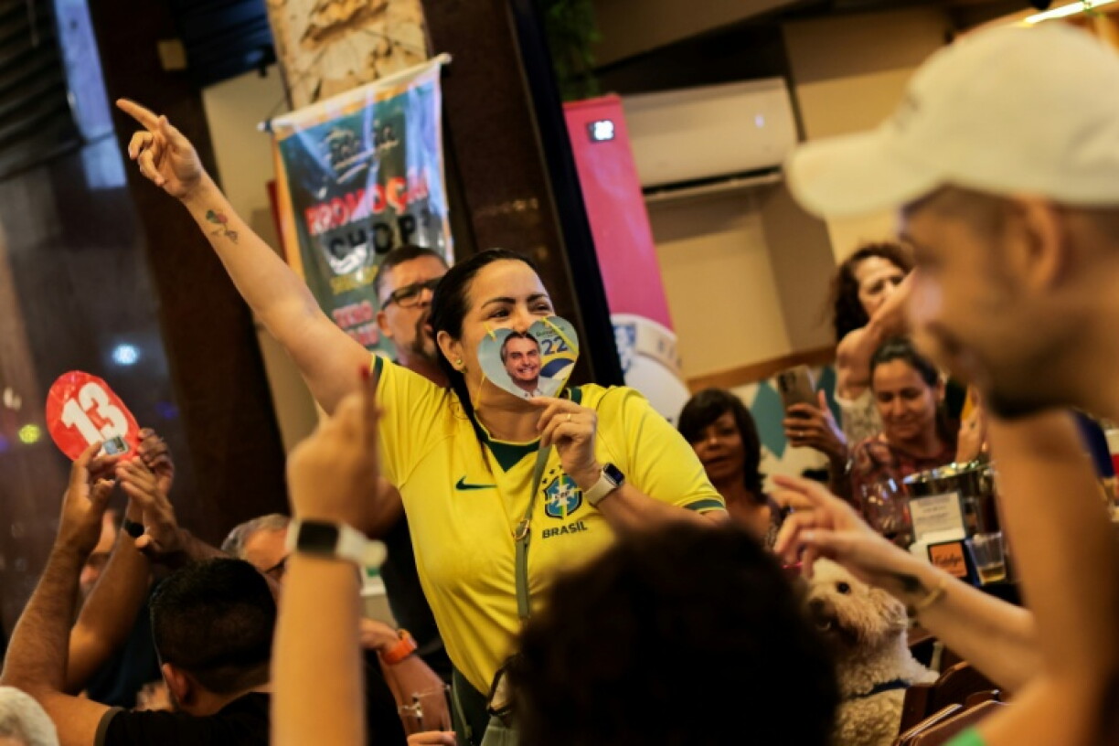 Bei der Präsidentschaftswahl in Kolumbien haben es der rechtsgerichtete Senator Bolsonaro und der linksgerichtete Amtsinhaber Lula in die Stichwahl geschafft. In der ersten Runde kam Bolsonaro auf 47 Prozent, Lula landete mit 45 Prozent auf Platz zwei.