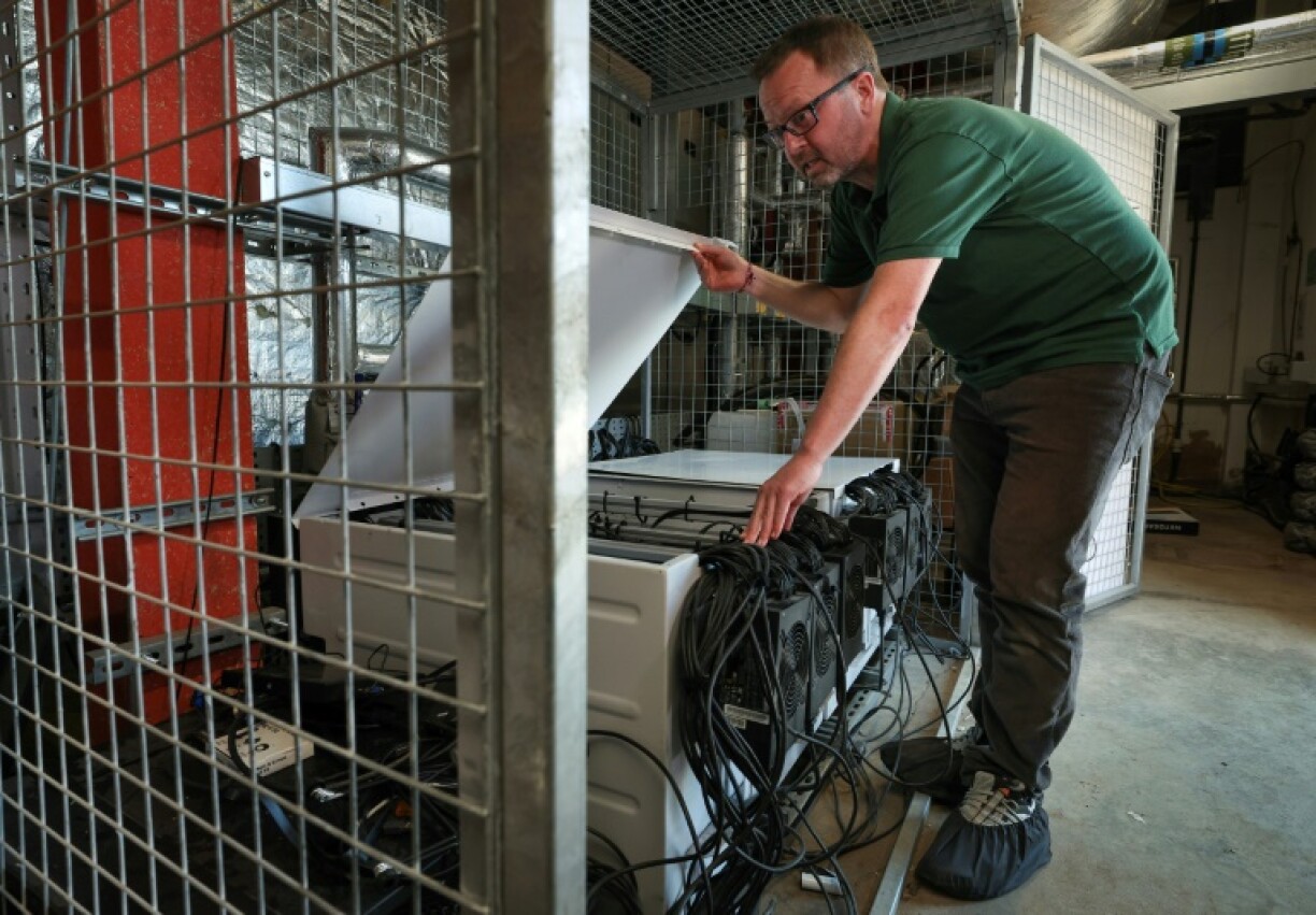 Mark Bjornsgaard, PDG de l'entreprise Deep Green, explique le fonctionnement d'une installation récupérant la chaleur générée par des ordinateurs pour chauffer la piscine du centre de loisirs d'Exmouth, le 13 juin 2023 dans le sud-ouest de l'Angleterre