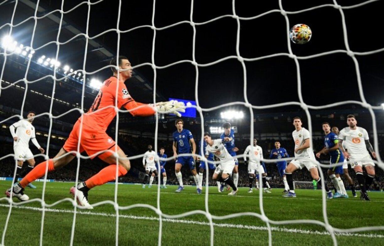 La défense lilloise s'incline sur le but de Kai Havertz sur corner pour Chelsea à Stamford Bridge, le 22 février 2022