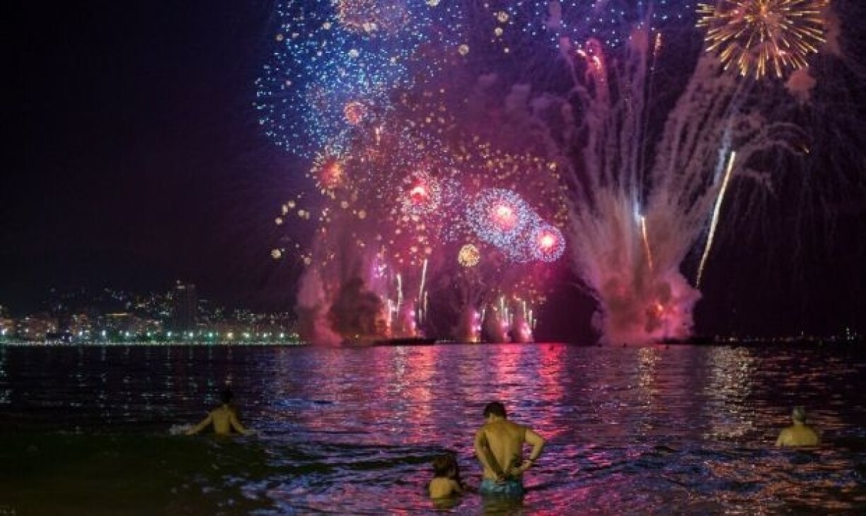 Des personnes profitent du spectacle sur la plage de Copacabana à Rio de Janeiro au Brésil le 1er janvier 2019.
