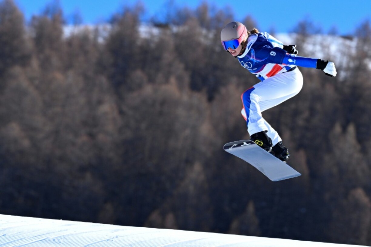 La Française Chloé Tréspeuch participe à la première manche de qualification du snowboardcross féminin lors des JO de Milan Cortina, au Livigno Snow Park, à Livigno (Italie), le 13 février 2026