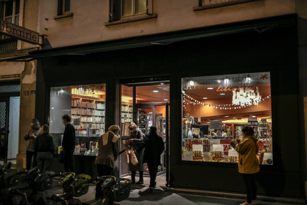 La devanture d'une librairie à Paris le 31 octobre 2020