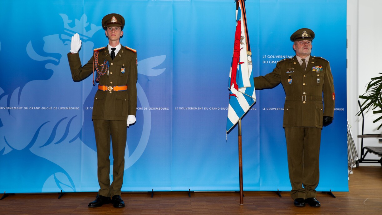 (de g. à dr.) S.A.R. le prince Paul-Louis de Nassau ; adjudant-major Paul Reiser, adjudant de corps de l'armée
