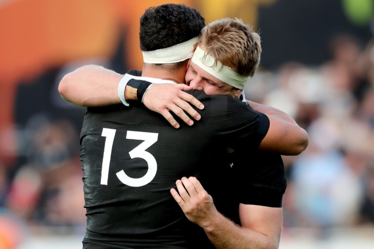 Le capitaine de la Nouvelle-Zélande Sam Cane enlace son partenaire Anton Lienert-Brown (N.13) après la victoire sur l'Australie le 18 octobre 2020 à Auckland