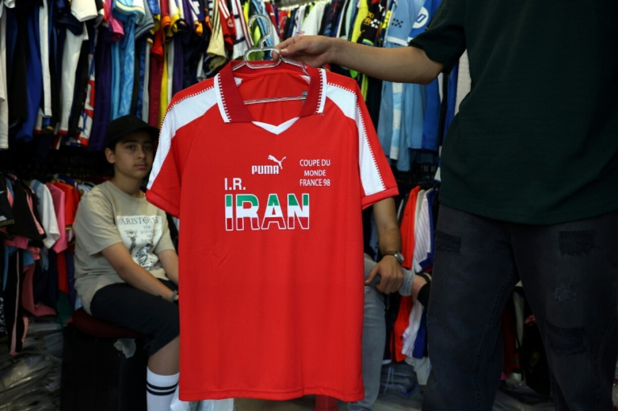 Un maillot de l'équipe de football d'Iran en vente dans un magasin de Téhéran, le 8 mai 2026