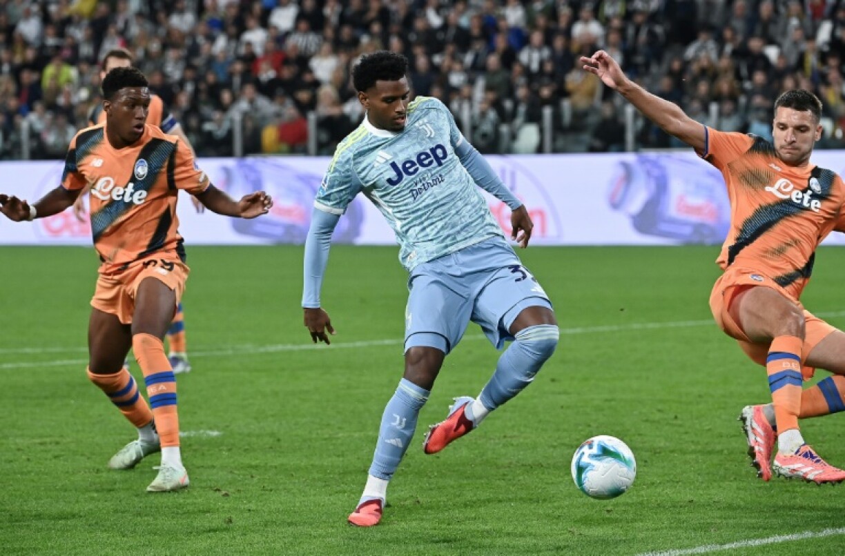 Juan Cabal (C) scoring the Juventus equaliser against Atalanta