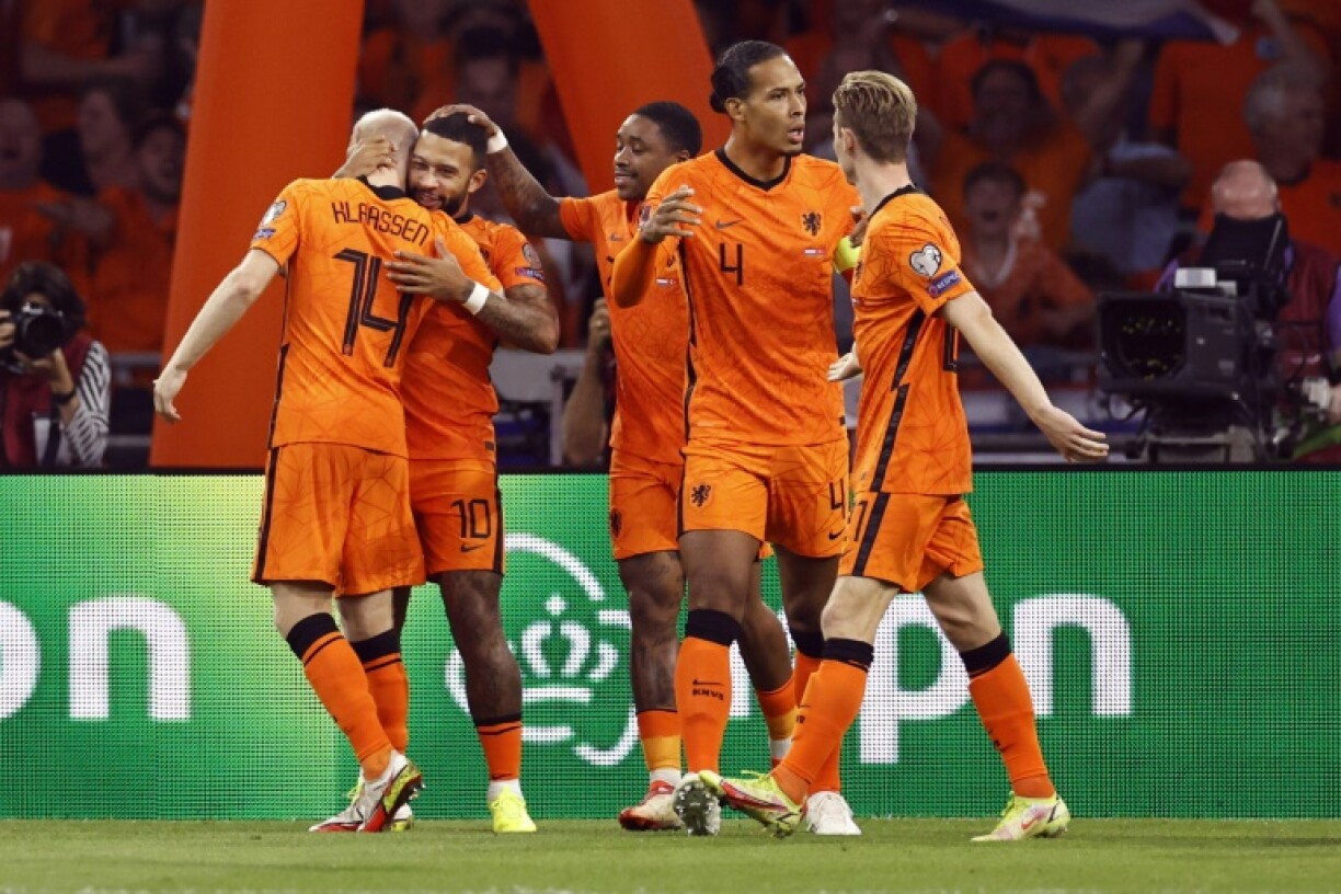 Le milieu de terrain néerlandais Davy Klaassen, félicité par ses coéquipiers, après son but marqué contre la Turquie, lors des qualifications (Zone Europe) pour la Coupe du monde 2022 au Qatar, le 7 septembre 2021 à Amsterdam