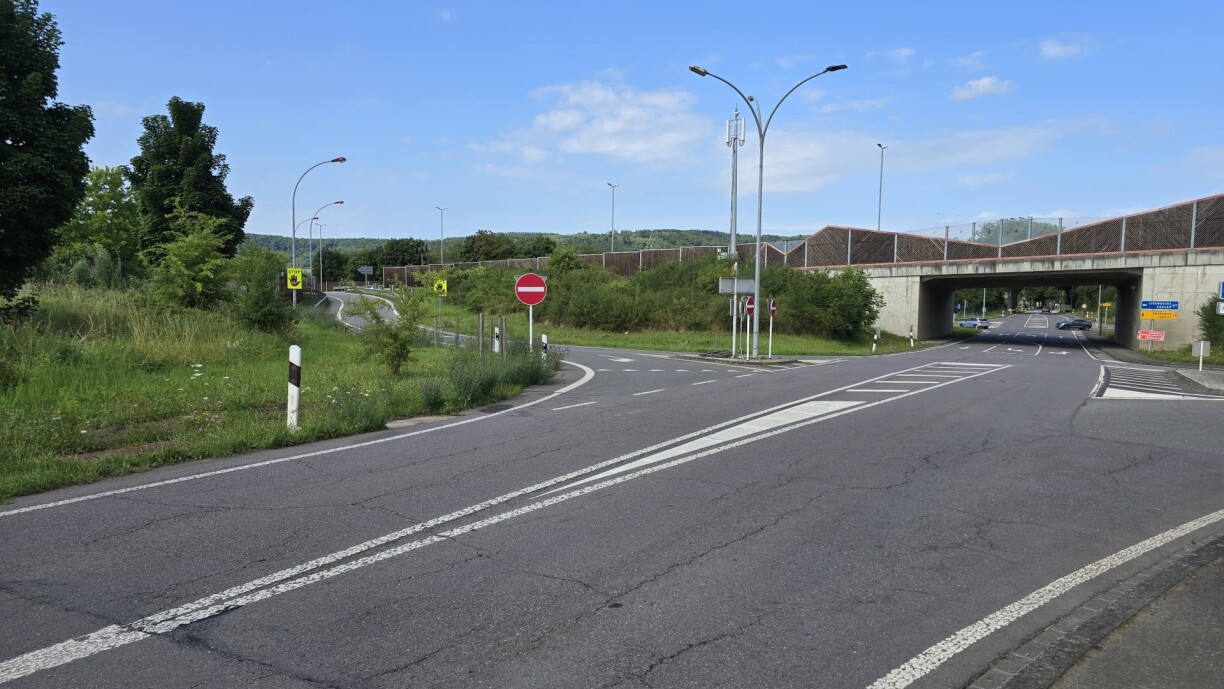 Is this where the fatal mistake was made? According to RTL information, it cannot be ruled out that the wrong-way driver entered the motorway via the Mersch-Reckange on-ramp (pictured left).