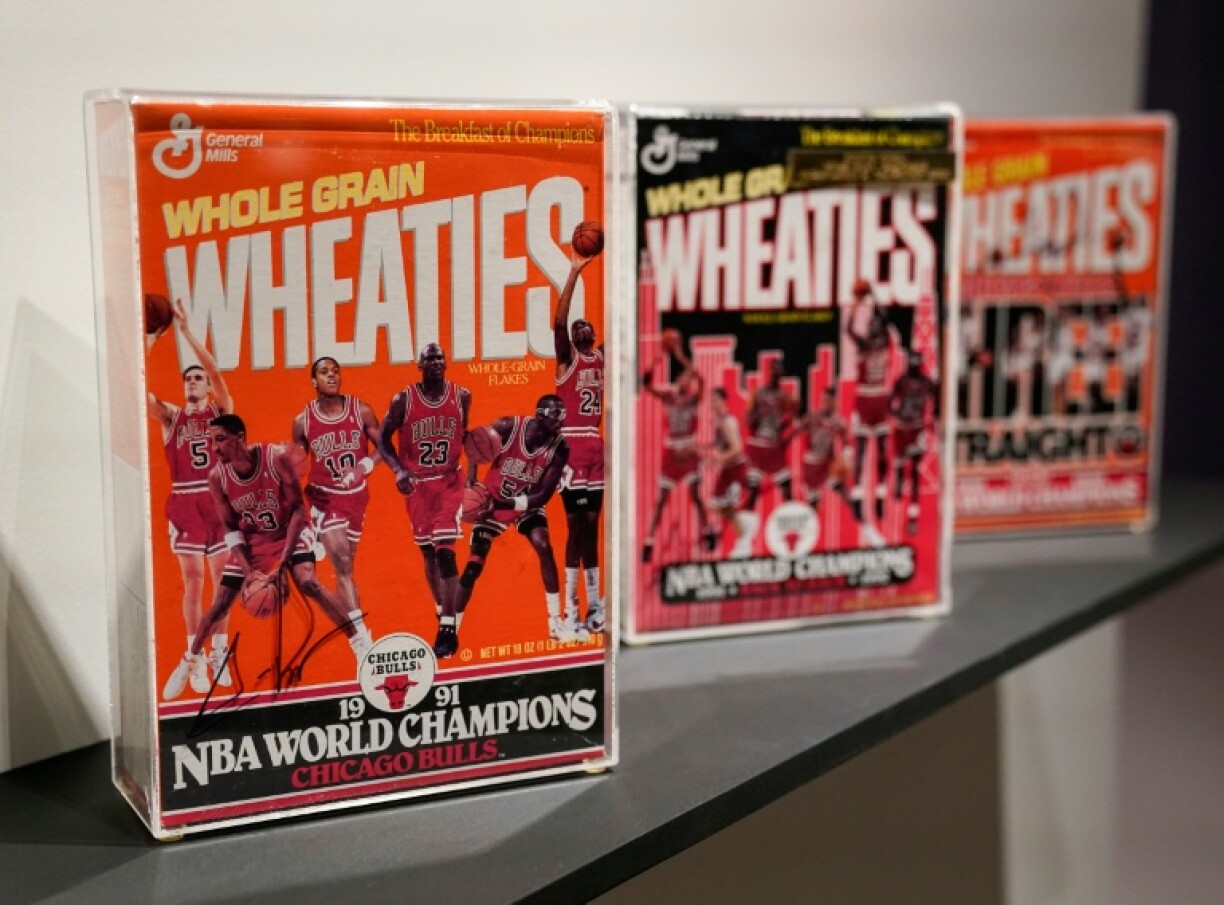 Des boîtes de céréales de la collection de l'ancien basketteur américain Scottie Pippen exposées chez Sotheby's, à New York, le 2 mars 2026