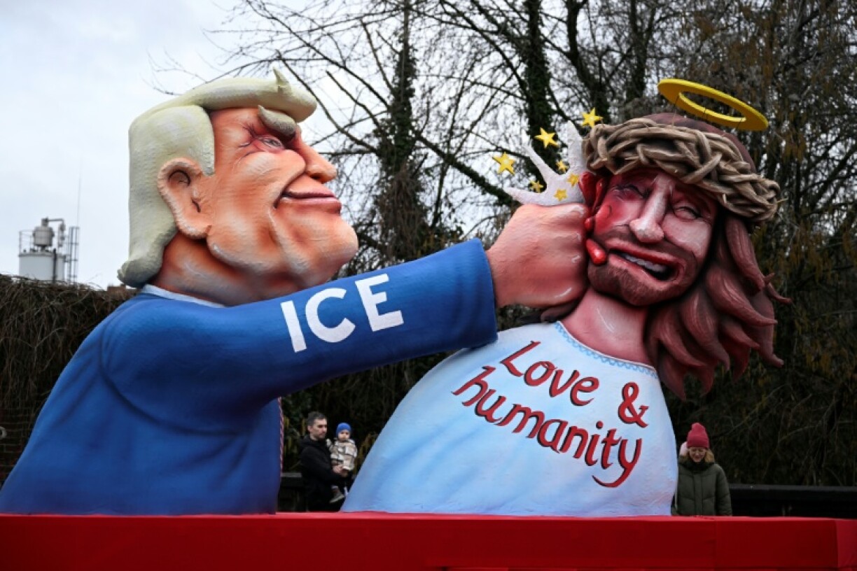 Un char de carnaval conçu par le créateur allemand Jacques Tilly représentant le président américain Donald Trump, lors du carnaval traditionnel de Düsseldorf, le 16 janvier 2026 en Allemagne