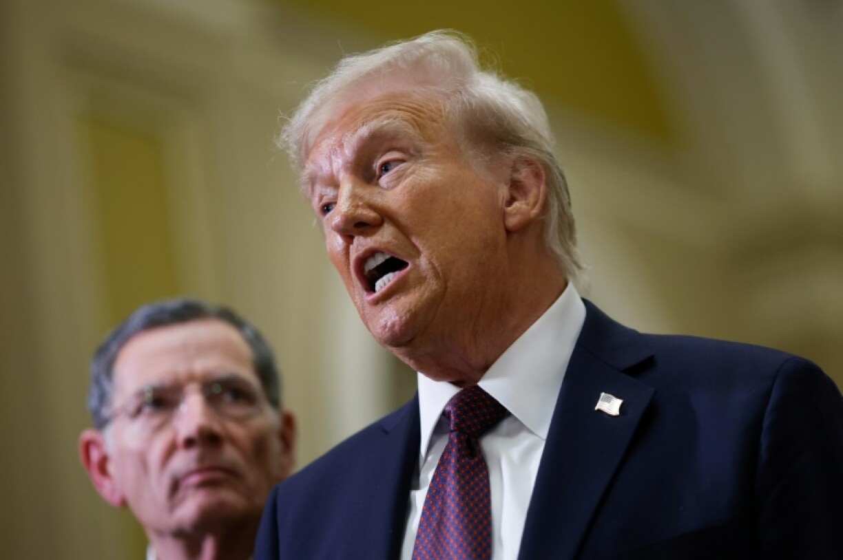 Donald Trump s'adresse à la presse, en marge des obsèques de l'ancien président américain Jimmy Carter, au Capitole, à Washington le 8 janvier 2025