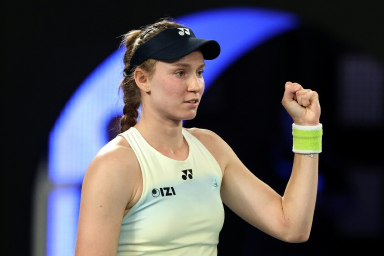 Elena Rybakina, le poing serré, après sa victoire en demi-finale de l'Open d'Australie contre l'Américaine Jessica Pegula à Melbourne le 29 janvier 2026.