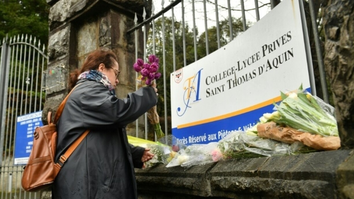 Des bouquets déposés devant le collège-lycée catholique Saint-Thomas d'Aquin en hommage à la professeure d'espagnol poignardée la veille en classe, le 23 février 2023 à Saint-Jean-de-Luz, dans les Pyrénées-Atlantiques.