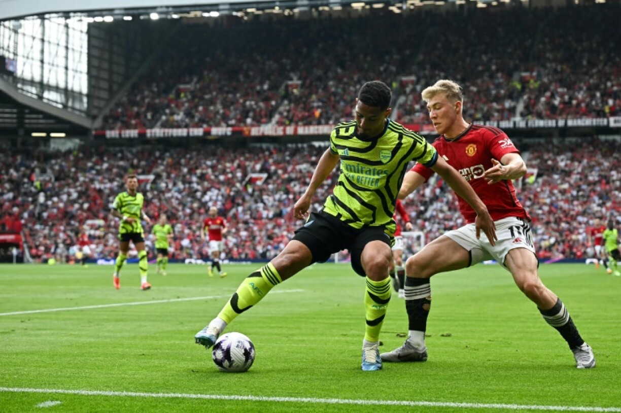 Le défenseur français d'Arsenal William Saliba (à gauche)lors du match à Old Trafford contre Manchester United, le 12 mai 2024
