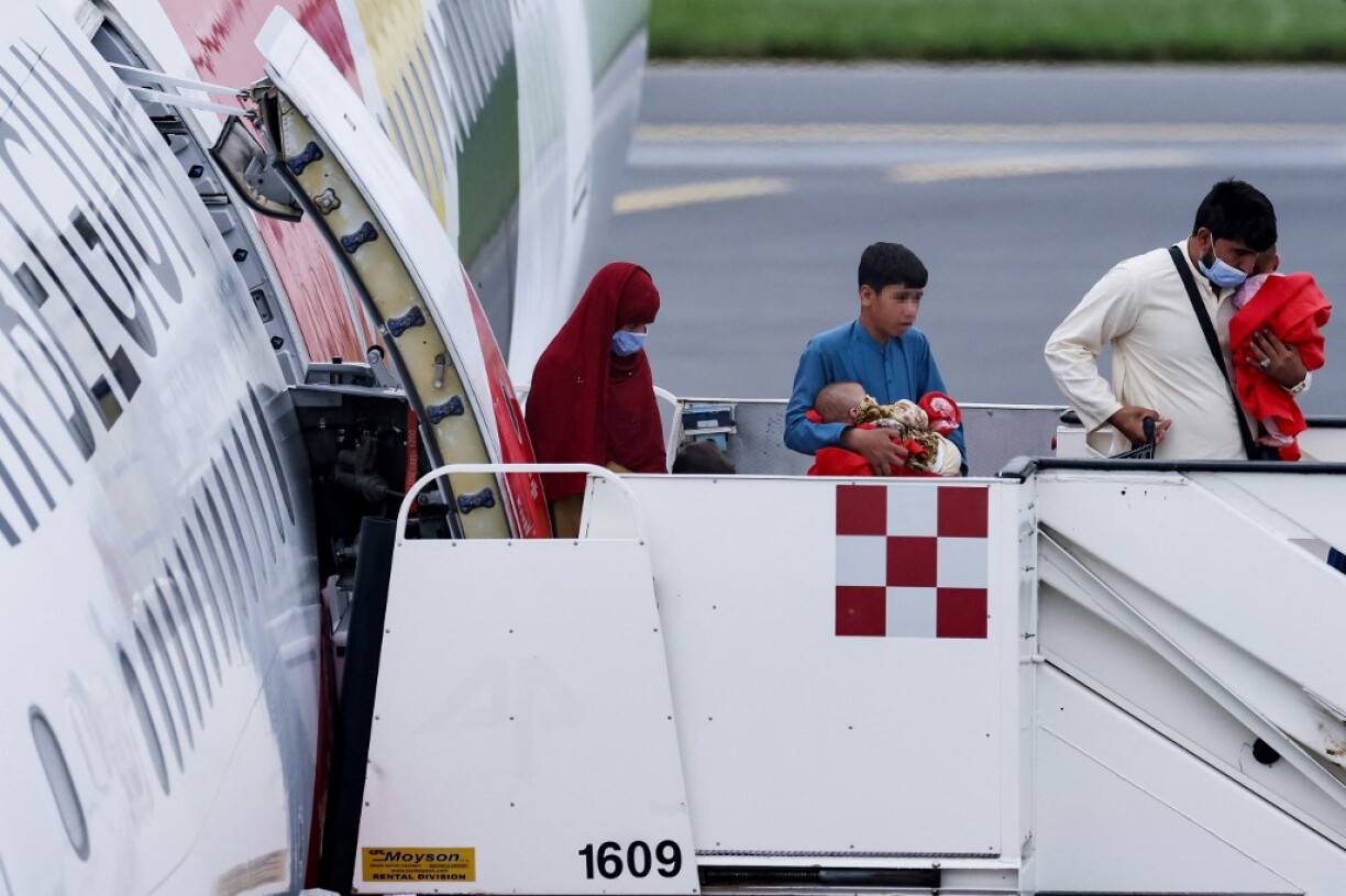 Arrivée en Belgique de réfugiés afghans exfiltrés depuis Kaboul, via le Pakistan.