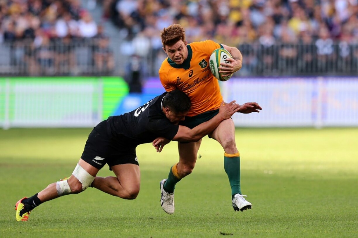 Le Néo-Zélandais Anton Lienert-Brown (gauche) plaque l'Australien Andrew Kellaway durant le match entre All Blacks et Wallabies, comptant pour la 2e journée du Rugby Championship, le 5 septembre 2021 à Perth