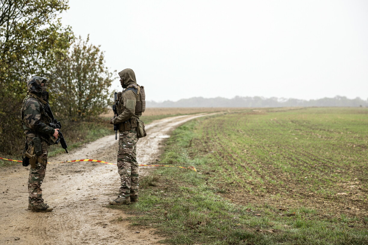 Des militaires français participent à une opération de secours visant à localiser un avion de chasse Mirage 2000D qui s’est écrasé lors d’un vol d’entraînement, à Tremblecourt, dans le nord-est de la France, le 21 octobre 2026.
