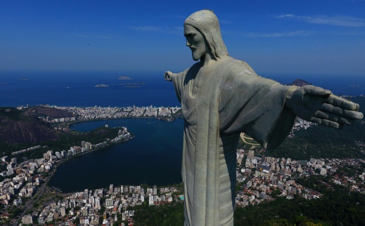 La statue du Christ Rédempteur, un monument iconique offrant une vue vertigineuse sur Rio de Janeiro, le 15 août 2020