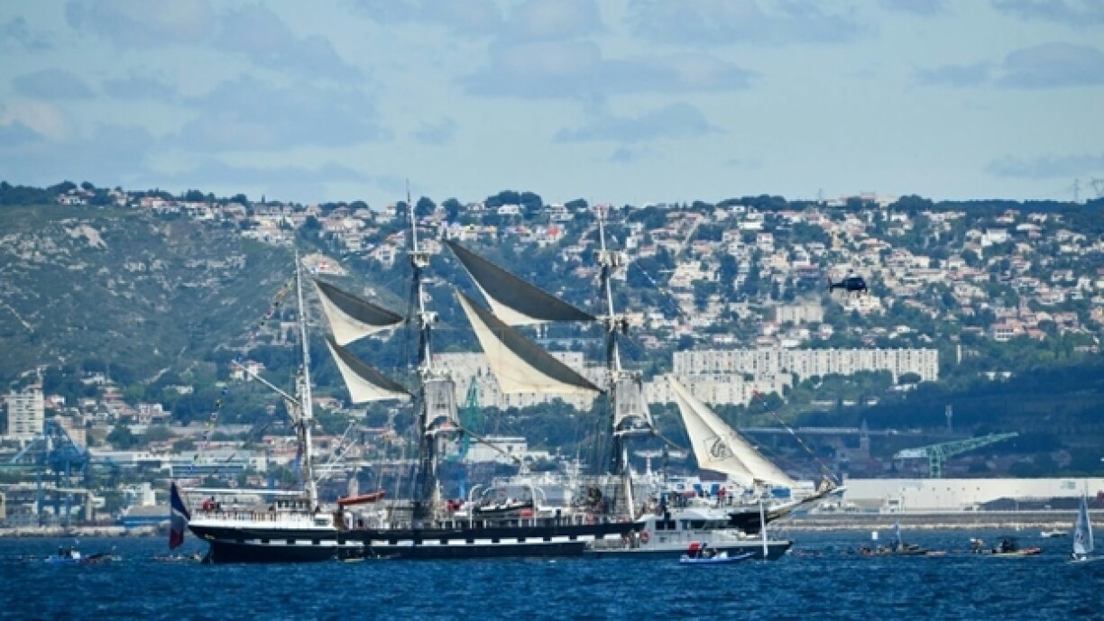 D'Belem mat der Olympescher Flam kuerz viru Marseille.