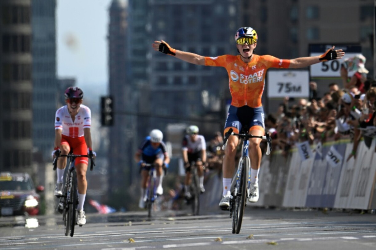 Netherlands' Demi Vollering (R) has had a stunning year, winning the Tour de France Femmes and Giro d'Italia Women before triumphing at the worlds