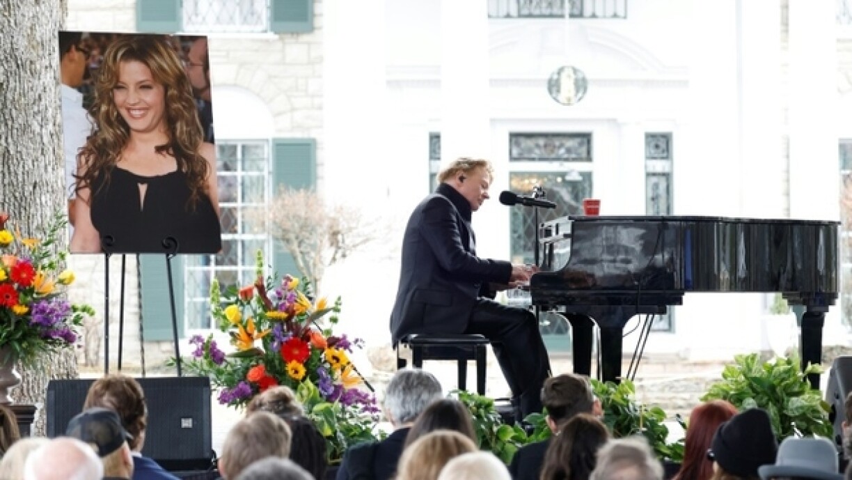 De Sänger Axl Rose spillt bei der Trauerfeier fir d'Lisa Marie Presley, déi den 12. Januar 2023 gestuerwen ass.