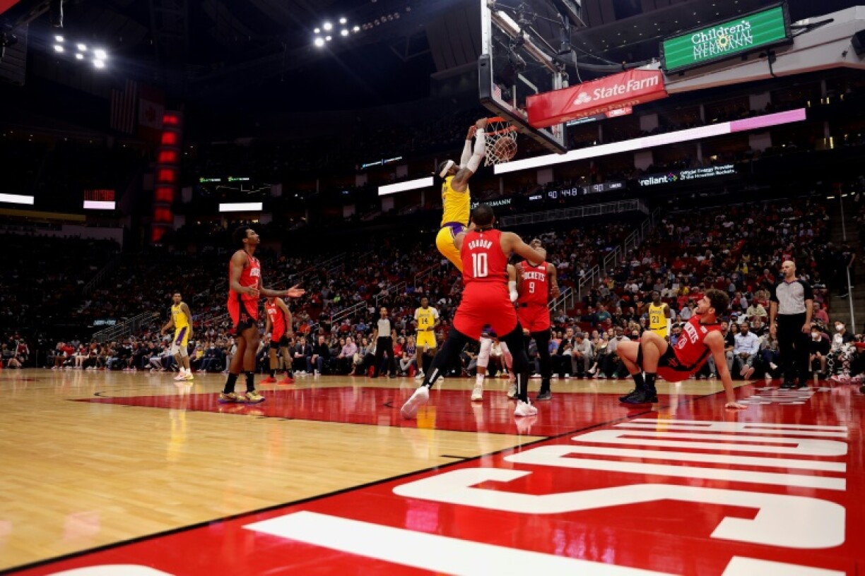 Carmelo Anthony des Los Angeles Lakers réussit un dunk lors du match face aux Houston Rockets, le 28 décembre 2021
